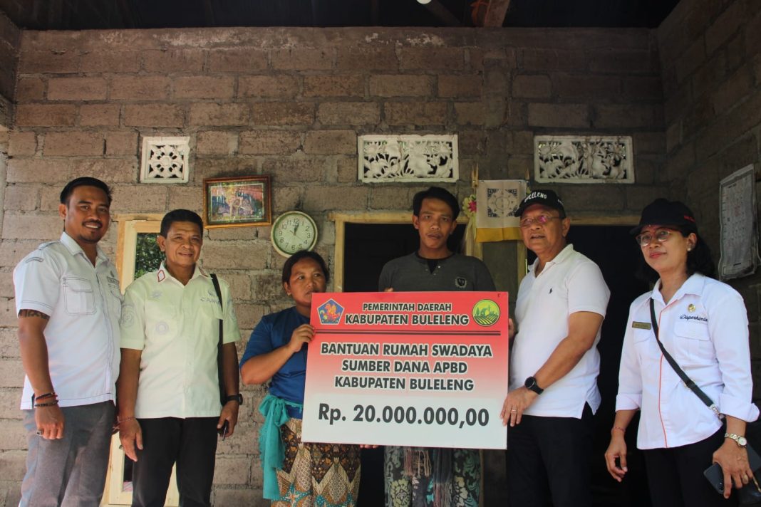 Bupati Sutjidra Serahkan Tiga Bantuan Rumah Swadaya di Desa Sambangan