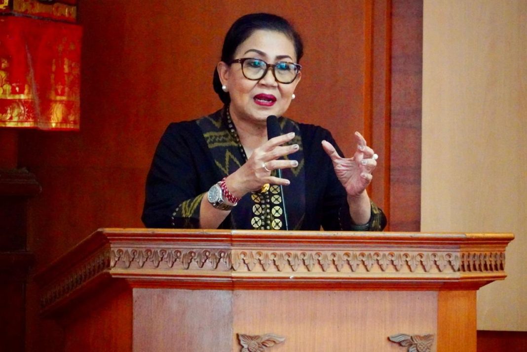 Sosialisasi PSBS PADAS di Densel dan Dentim, Ibu Putri Koster: “Jangan Tinggalkan Sampah Upakara di Pantai atau Tempat Suci”
