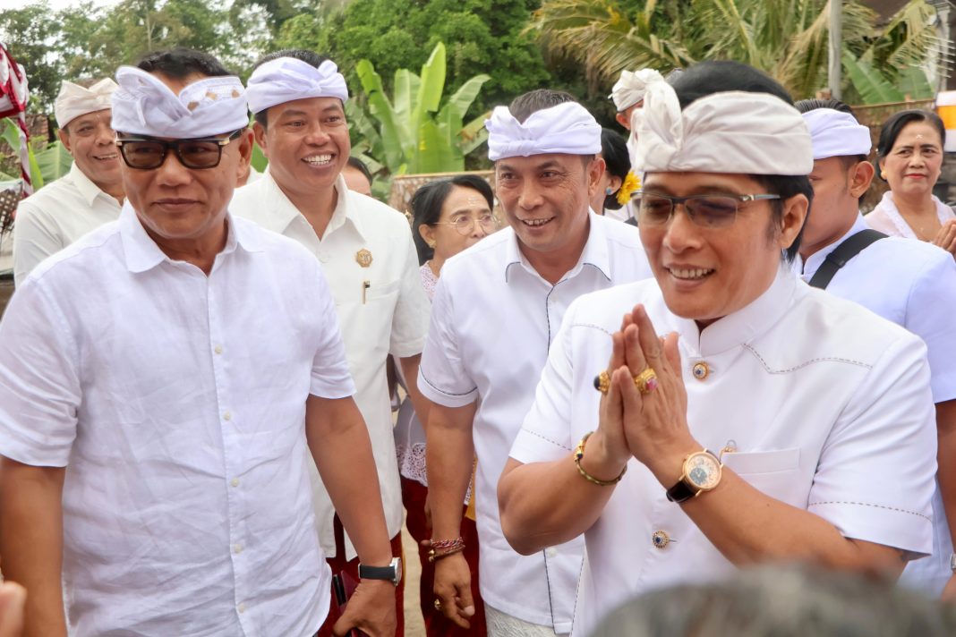 Wagub Giri Prasta Hadiri Pujawali Pura Luhur Natar Sari