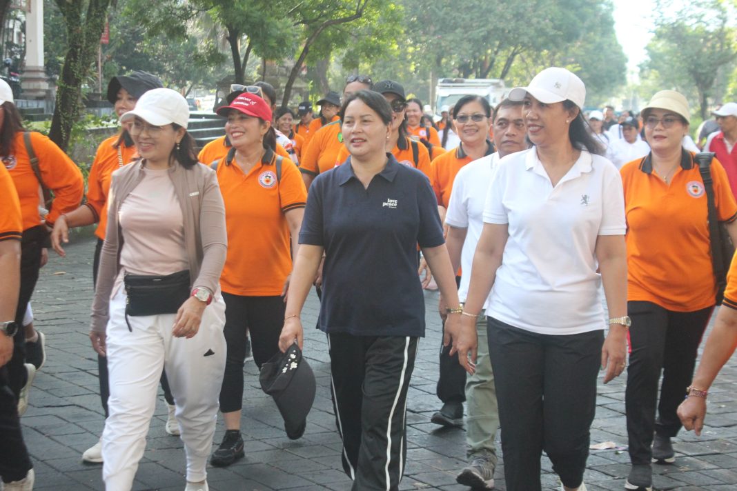 Ketua BKOW Provinsi Bali Buka Fun Walk HUT ke-74 Ikatan Bidan Indonesia (IBI)