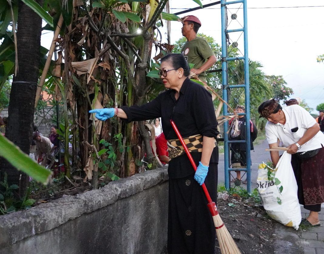 Ny. Putri Koster Turun Langsung Gotong Royong Bersihkan Lingkungan Bersama Masyarakat Desa Adat Batuyang