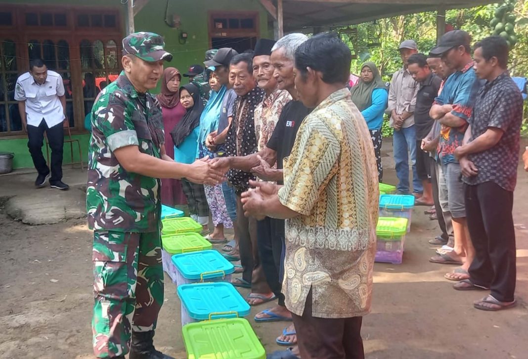 Kodim Trenggalek Salurkan Bantuan Sembako untuk Korban Longsor di Desa Depok