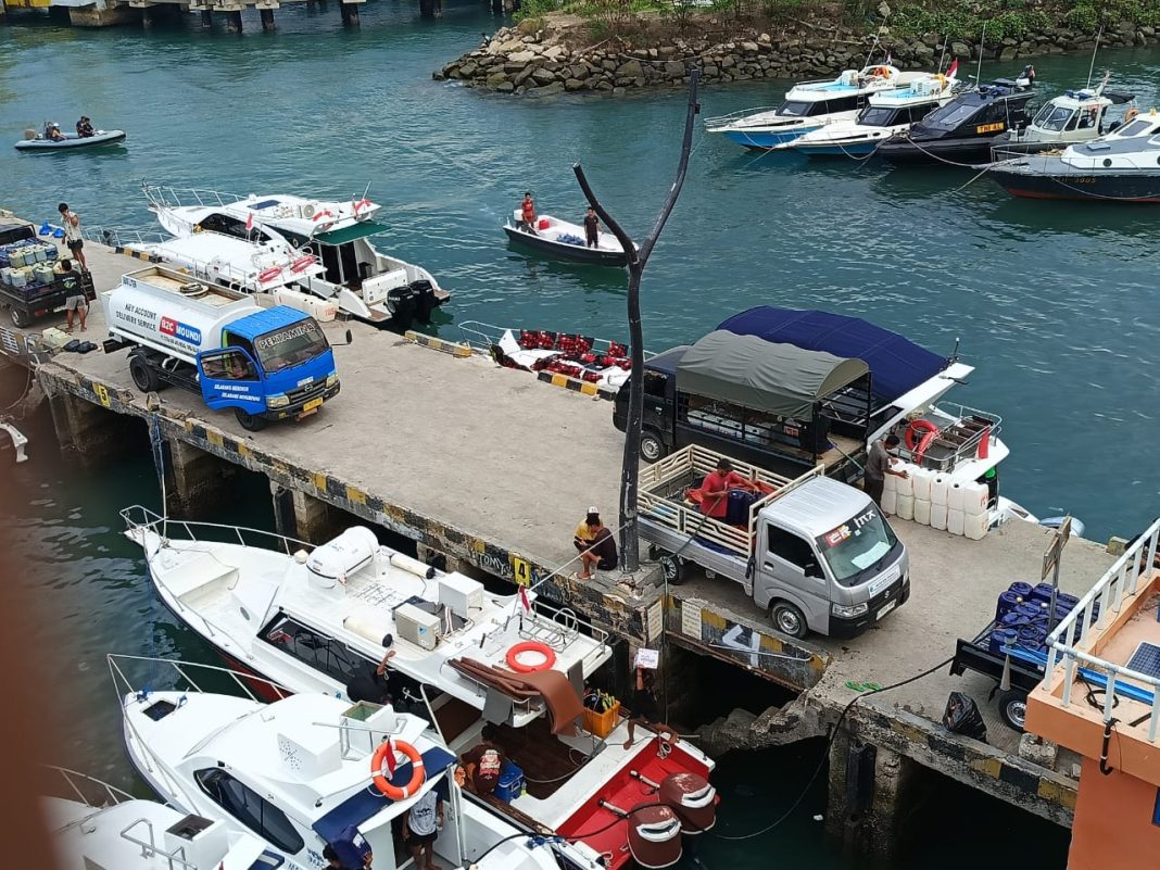 Pengisian BBM Yang Terjadi di Dermaga Labuan Bajo Berpotensi Mencemari Laut
