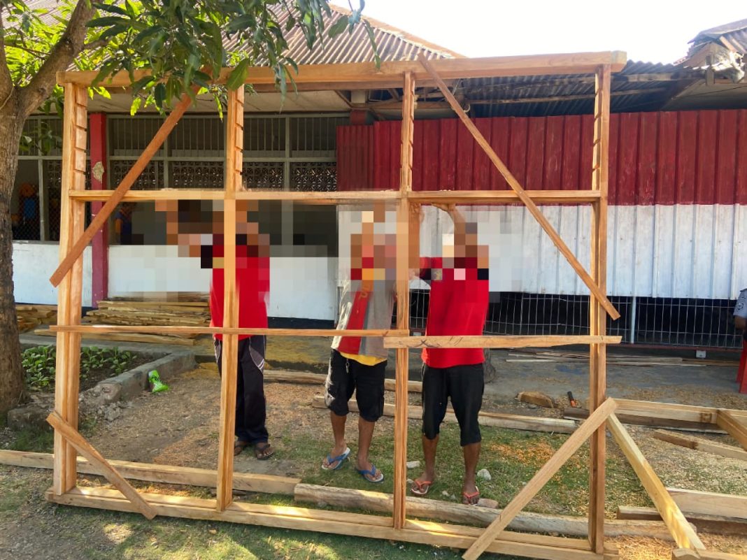 WBP Lapas Atambua Produksi Jendela dan Pintu Untuk Bangunan