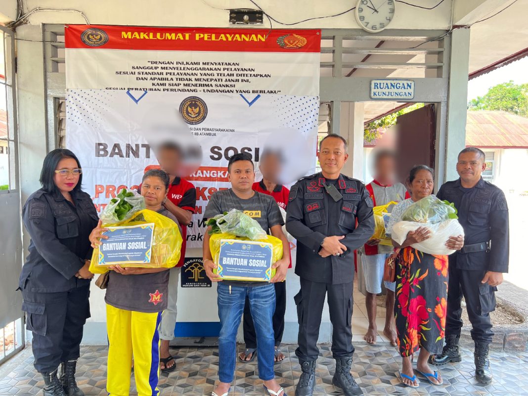 Swadaya Pegawai, Lapas Atambua Bagi Sembako Kepada Keluarga WBP