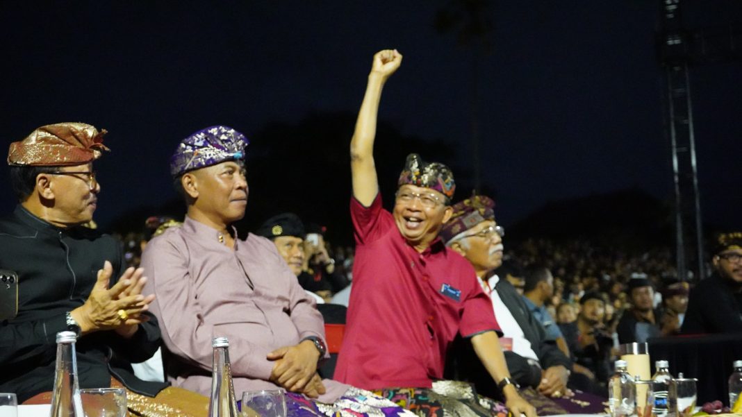 Gubernur Wayan Koster Disambut Riuh Penonton PKB saat Lomba Baleganjur, Antusias Layani Krama Bali Minta Foto