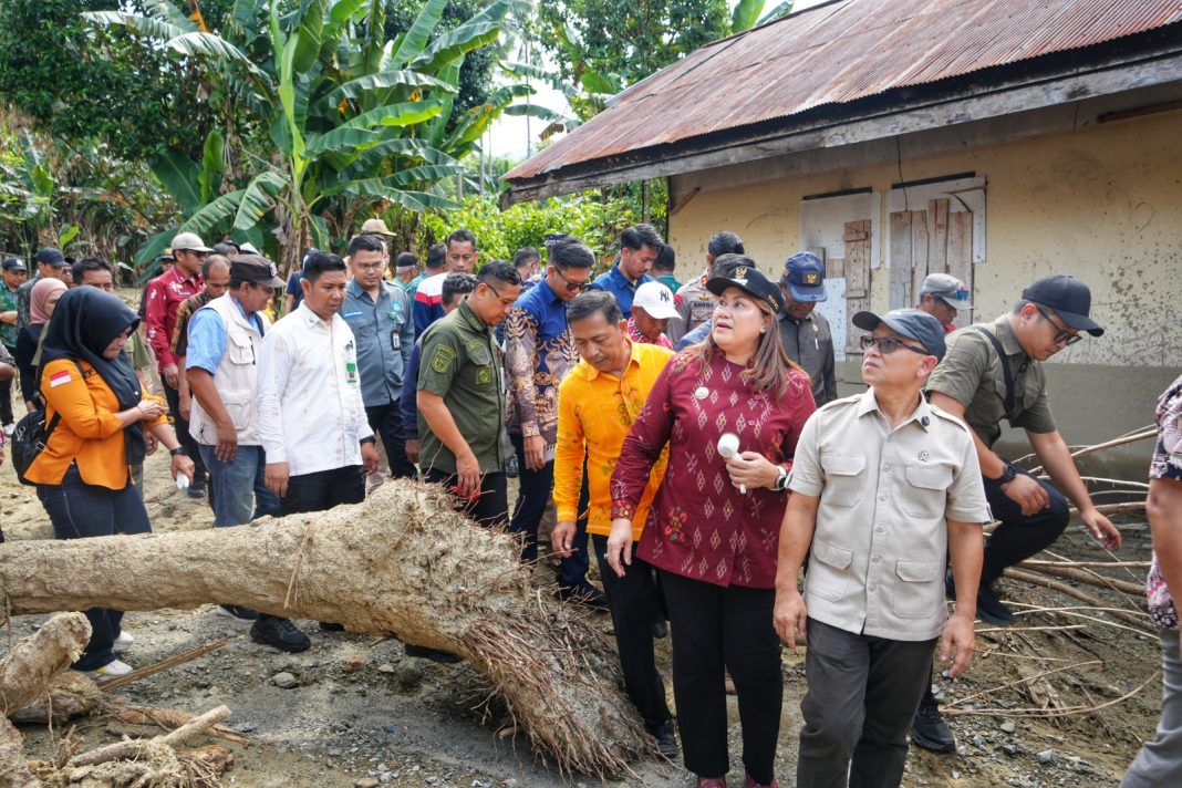 Kemendikdasmen Berikan Bantuan untuk Sekolah yang Terkena Dampak Banjir Bandang di Kabupaten Donggala, Sulawesi Tengah