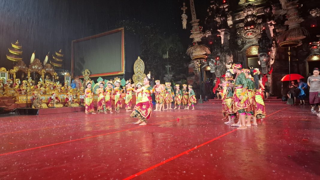 Pentas Menerjang Hujan, GKA Sanggar Seni Manik Uttara Dibanjiri Pujian