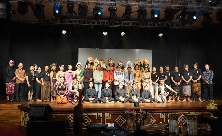 Gubernur Koster Dukung Penuh Teater Modern Bali, Maha Senapati Drona Tampil Memukau di Festival Bali Jani VII