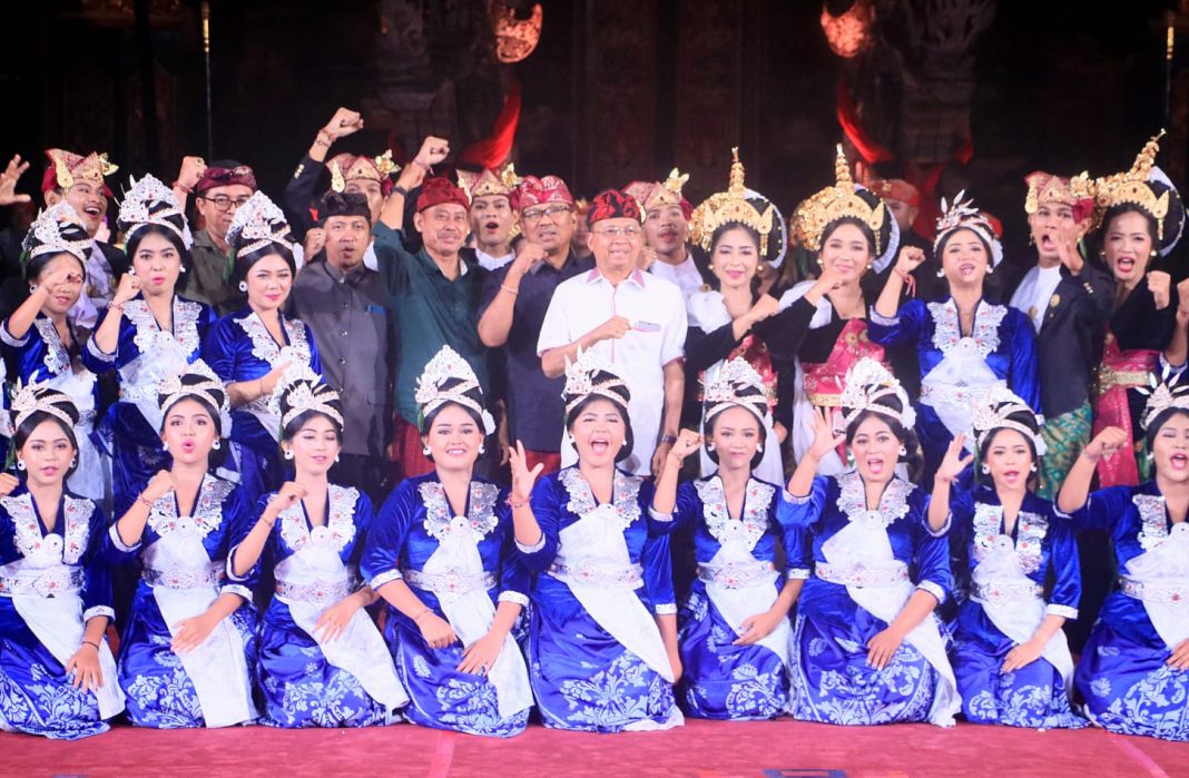 Krama Bali dan Gubernur Koster Tetap Bertahan dibawah Gerimis, Puji Penampilan Gong Kebyar Wanita di PKB XLVII