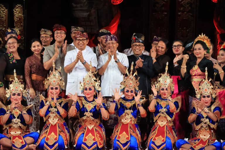 Gubernur Koster Saksikan Parade Gong Kebyar Wanita dan Drama Gong Tradisi di PKB 2025