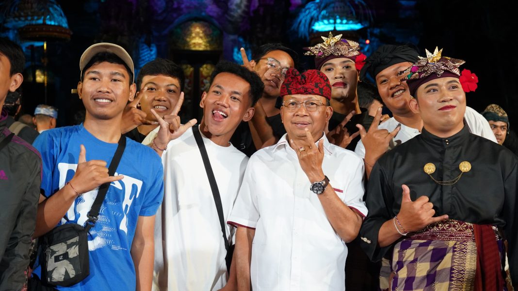 Gubernur Koster Apresiasi Penampilan Duta Seni Gianyar dan Klungkung di Parade Gong Kebyar PKB 2025