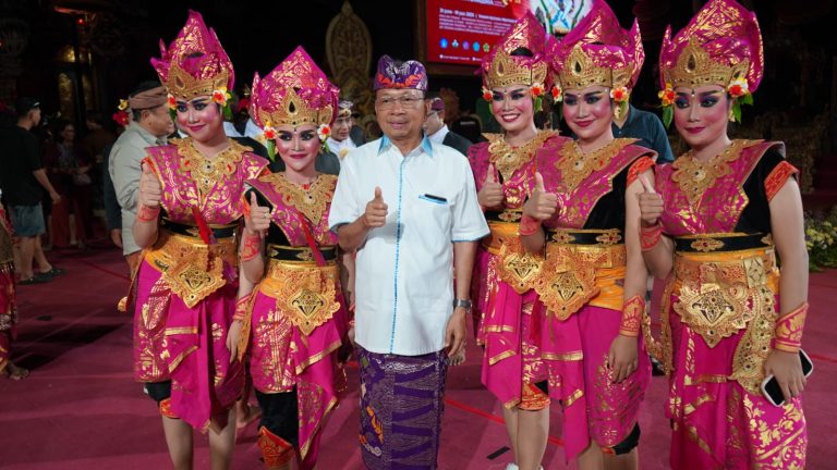 Gubernur Koster Apresiasi Dedikasi Tinggi Para Seniman Tampilkan Karya Epik Parade Gong Kebyar Dewasa Duta Denpasar dan Jembrana di PKB 2025