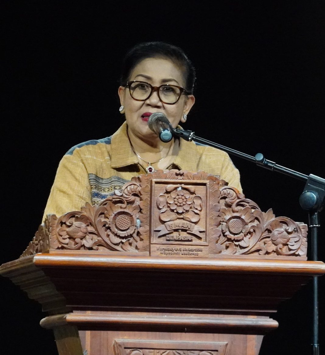 Tutup Malam Apresiasi Sastra SMA 1 Denpasar, Ibu Putri Koster Apresiasi Konsistensi Teater Angin Lestarikan Seni