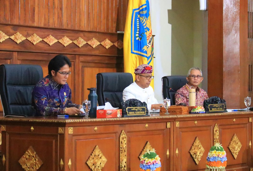 Wagub Bali Hadiri Paripurna DPRD, Fraksi Sampaikan Pandangan soal Perubahan APBD 2025