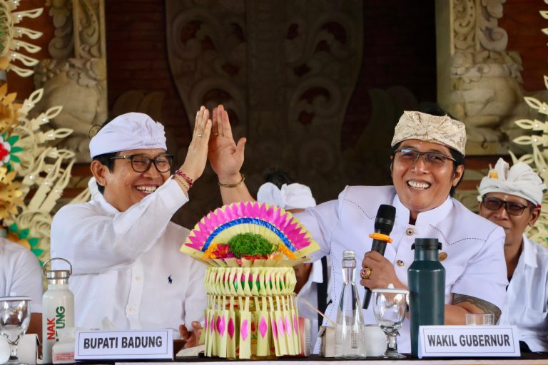 Wagub Bali Giri Prasta Hadiri Karya Mendem Pedagingan di Pura Rambut Siwi Getasan