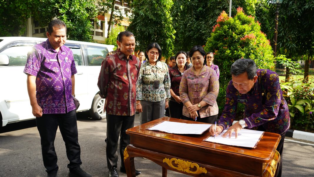 Sekda Dewa Indra Serahkan Bantuan Kendaraan untuk Panti Asuhan Udyana Wiguna Singaraja