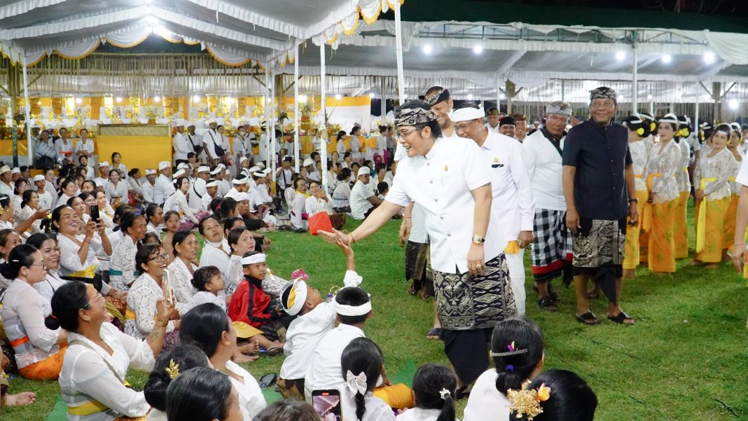 Hadiri Karya Pitra Yadnya dan Manusa Yadnya Kinembulan Desa Adat Sading, Giri Prasta: Solidaritas Ringankan Beban Masyarakat