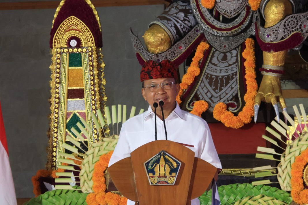 Satukan Pejabat Pemprov Bali di Wantilan Pura Samuan Tiga, Gubernur Koster: Stop Santai, Wajib Kerja Keras dan Kreatif Percepat Capaian Program