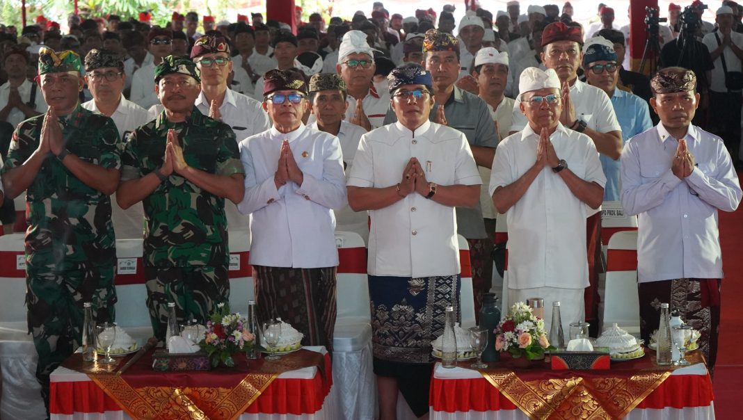 Mantapkan Komitmen Bersama Tangani Sampah, Gubernur Koster: Kepala Desa, Lurah, dan Bendesa Adat Adalah Kunci Sukses Gerakan Bali Bersih Sampah
