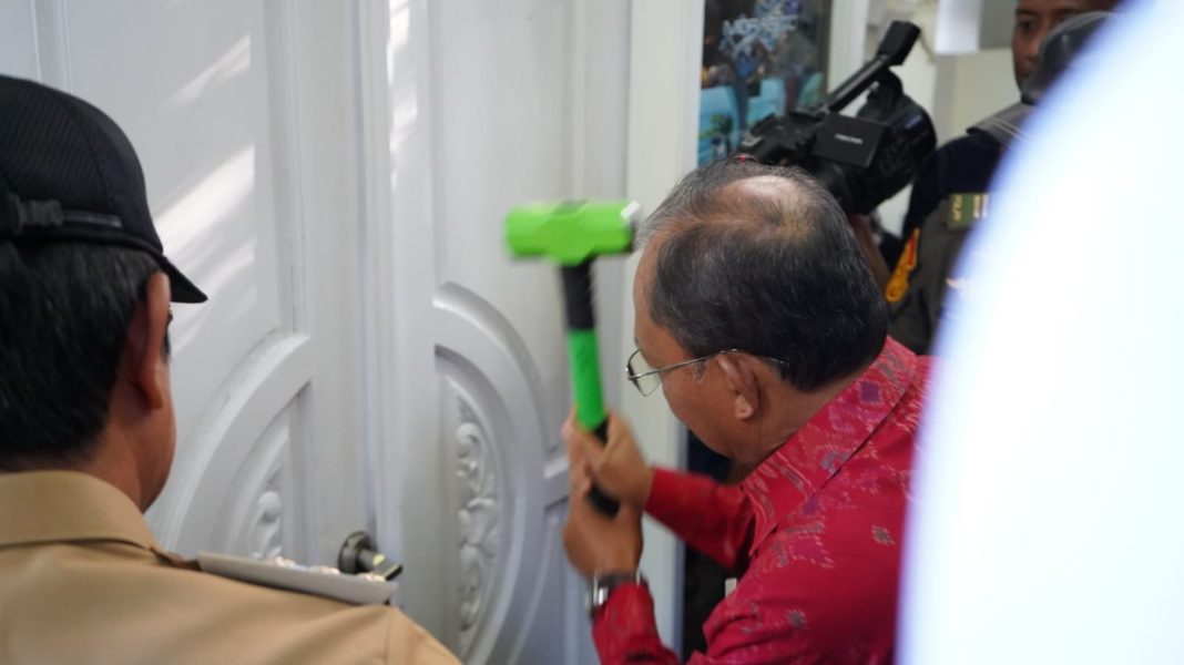 Tegas dan Keras, Gubernur Koster Langsung Turun Bongkar 48 Bangunan Illegal di Pantai Bingin