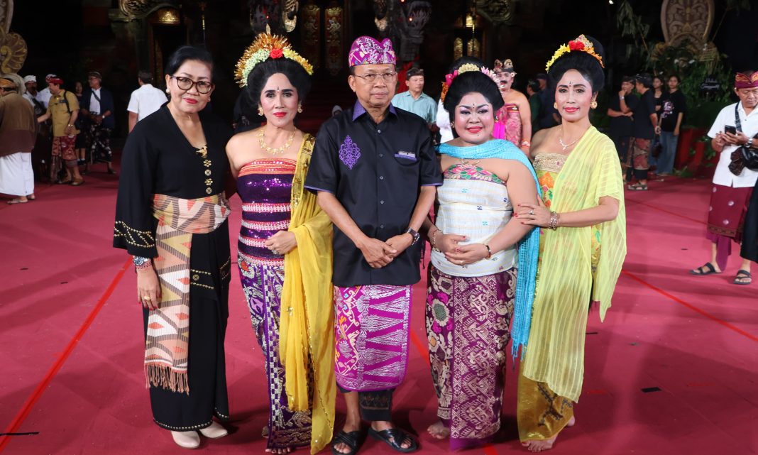 Ribuan Penonton Tak Bergeming Nikmati Pagelaran Drama Gong Lawas Paguyuban Peduli Seni