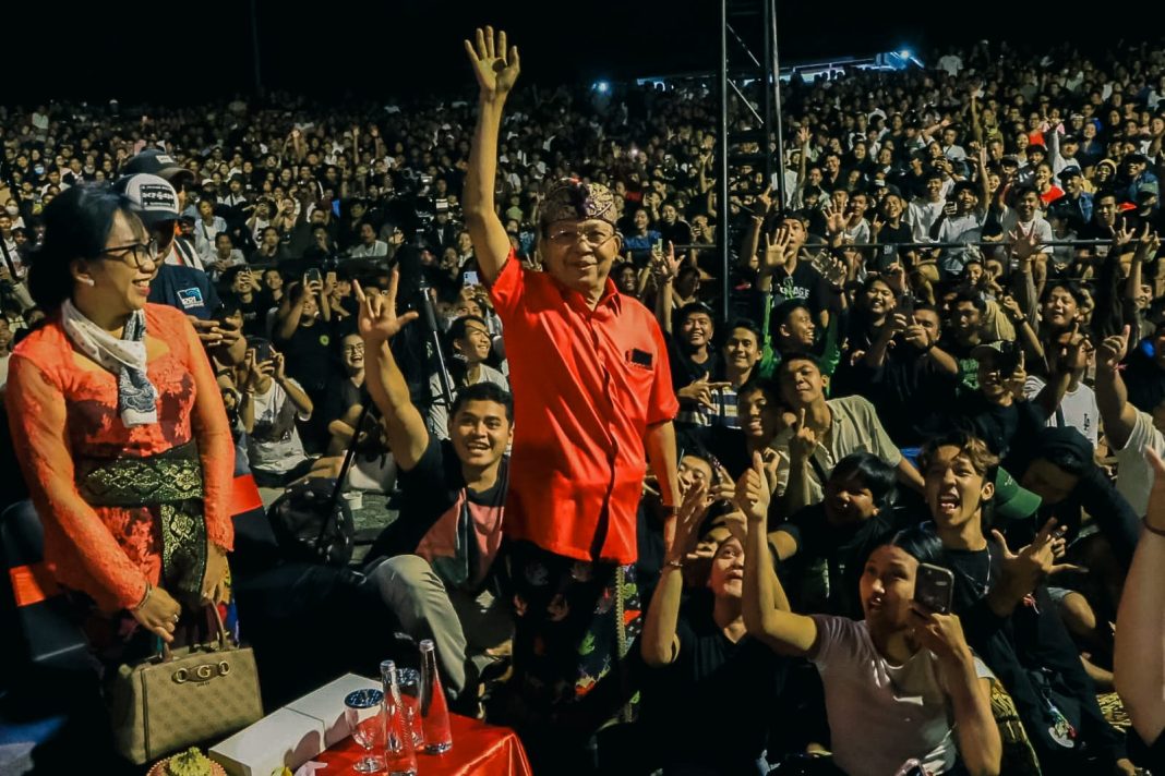 Teriakan Pak Yan Menggema, Generasi Muda Bali Antusias Sambut Gubernur Koster saat Saksikan Lomba Barong Ket PKB 2025