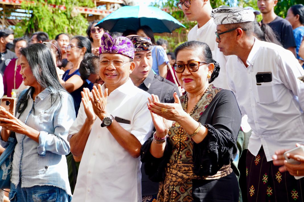 Saksikan Gamelan Penting dan Utsawa Gong Kebyar Wanita dari Siang hingga Malam, Gubernur Koster dan Ibu Putri Disambut Antusias Warga dan Seniman