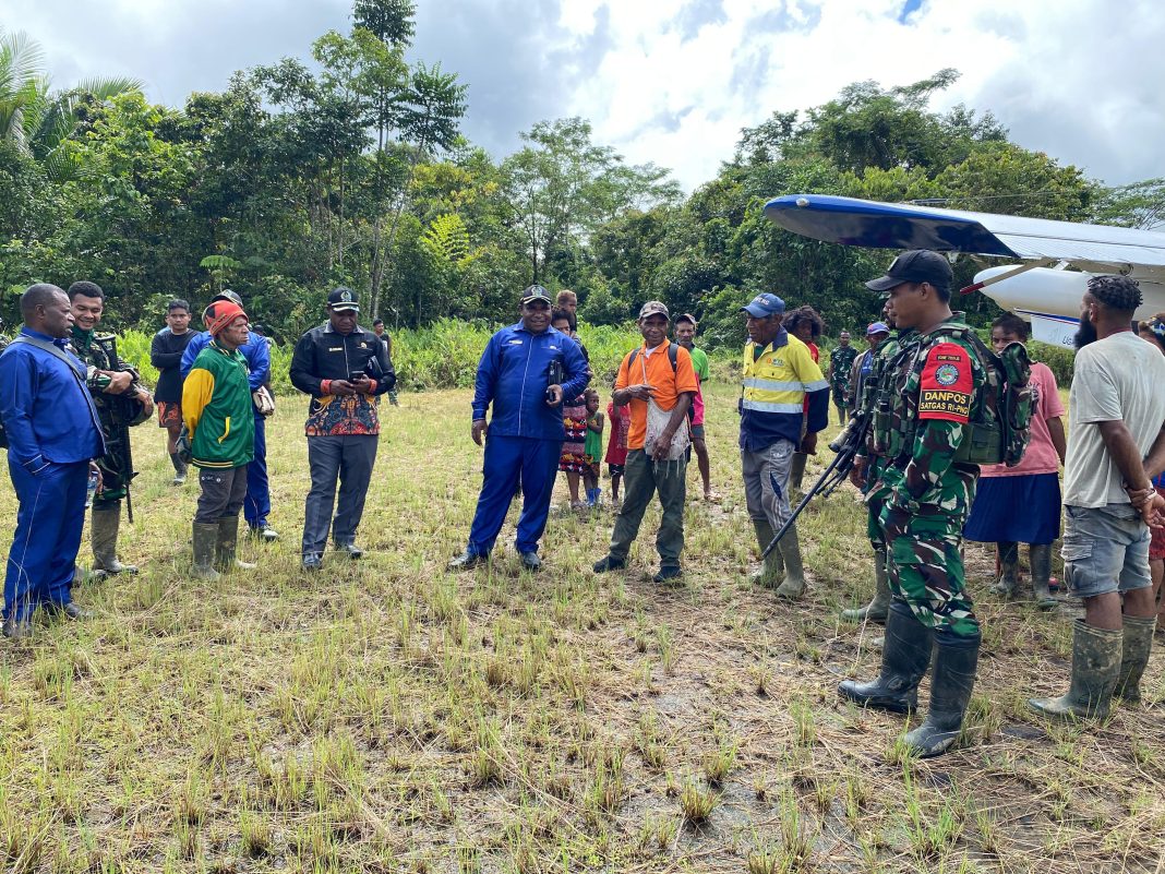Anggota DPRD Pegunungan Bintang Kunjungi Kampung Denom, Apresiasi TNI dan Rencana Perbaikan Infrastruktur
