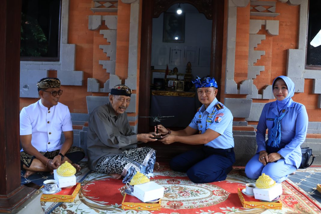 Danlanud I Gusti Ngurah Rai Laksanakan Anjangsana ke Kediaman Keluarga Pahlawan Nasional I Gusti Ngurah Rai di Carangsari