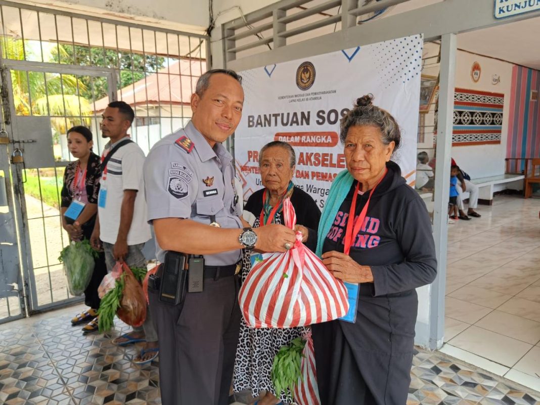 Lapas Atambua Beri Bantuan Sembako Bagi Lansia di Batas RI-RDTL