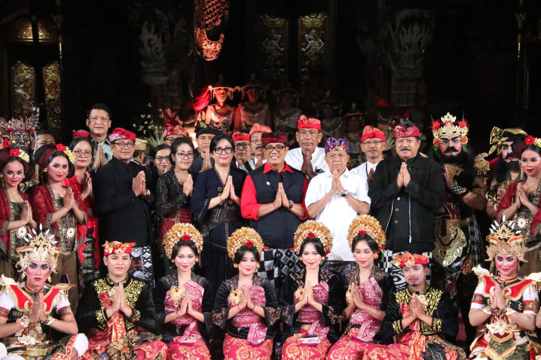 Bupati Sanjaya Bersama Istri Hadir Langsung di Panggung Terbuka Ardha Candra, Art Centre Denpasar