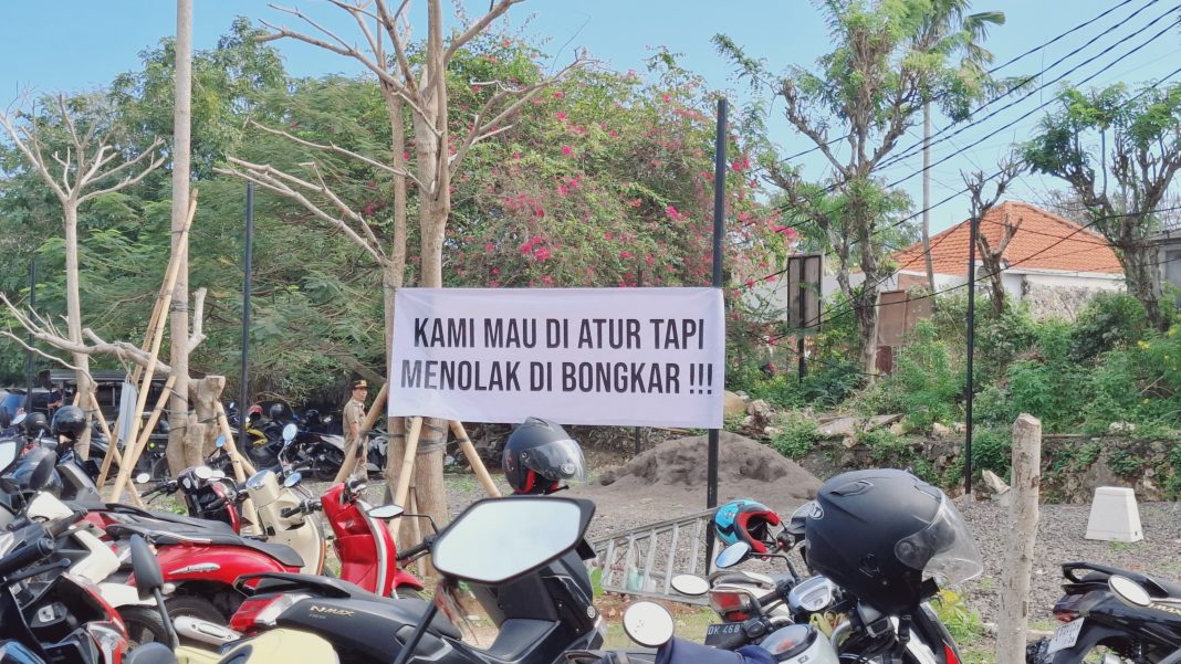 1500 Warga Terancam Jadi Pengangguran, Warga Tolak Pembongkaran Bangunan Pariwisata di Pantai Bingin Oleh Gubernur Bali dan Bupati Badung