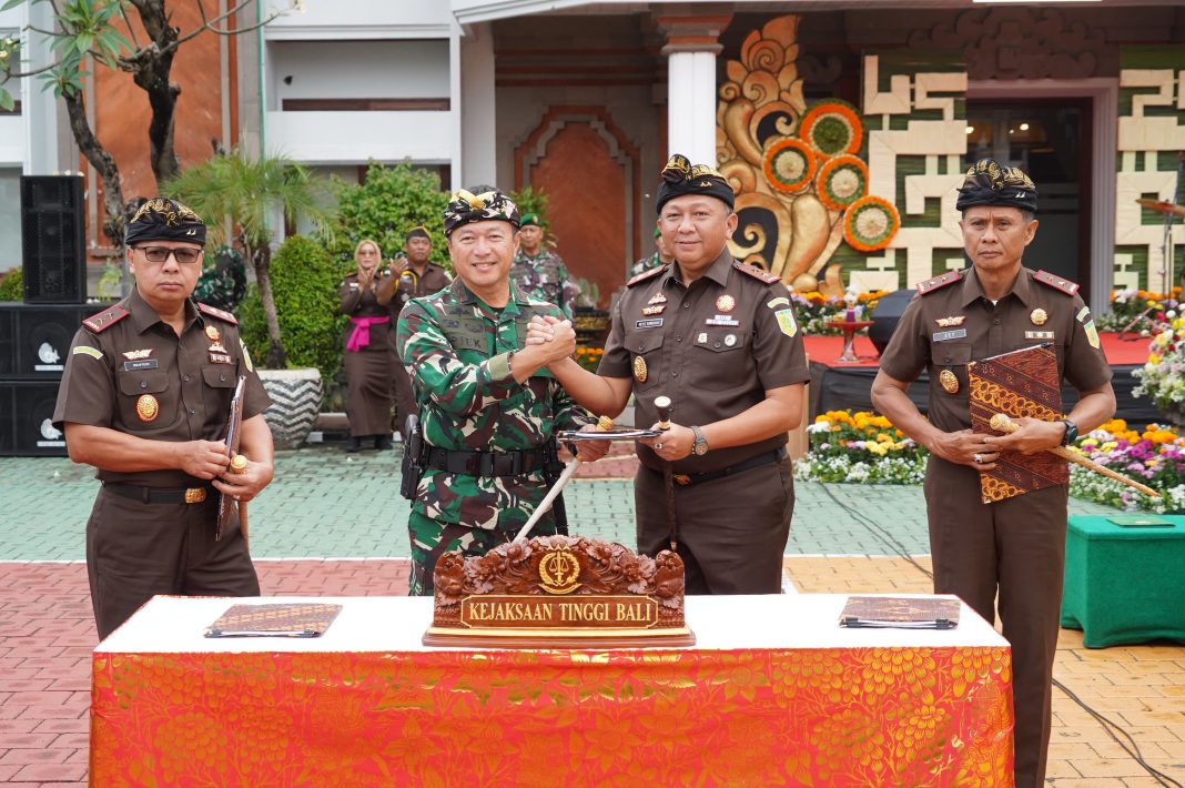 Pangdam IX/Udayana dan Kajati Pimpin Apel Gelar Pasukan Gabungan, Tegaskan Sinergi TNI-Kejaksaan di Bali Nusra