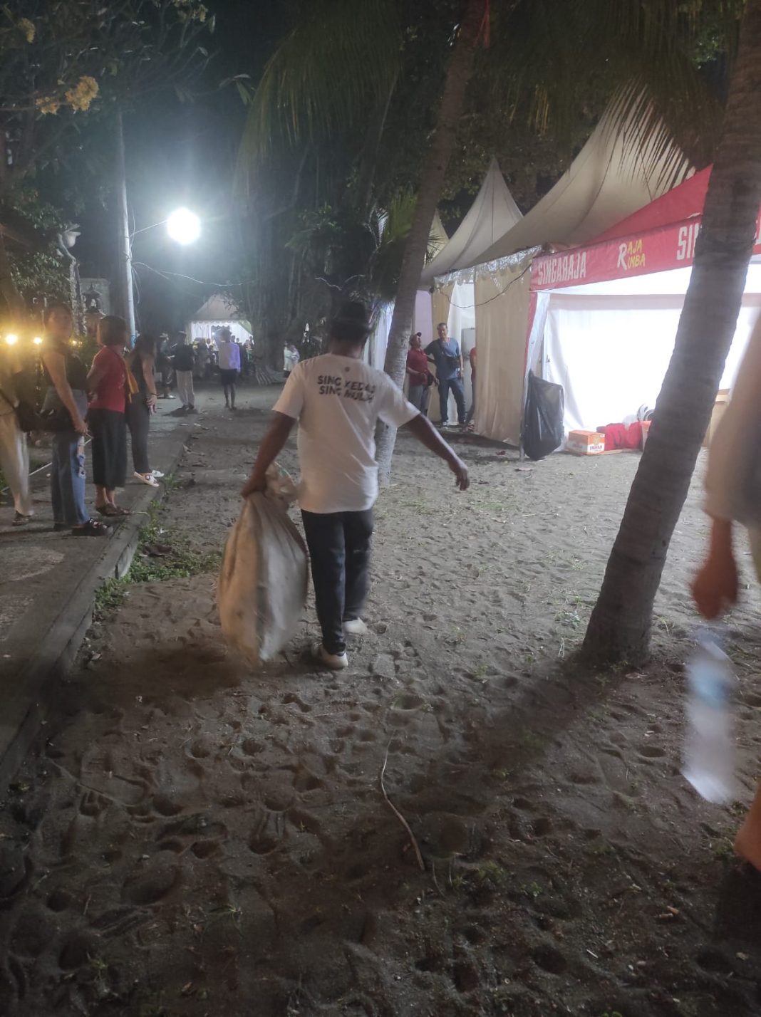 Hari Pertama Lovina Festival 2025, Relawan dan DLH Buleleng Bersinergi Jaga Kebersihan Pantai