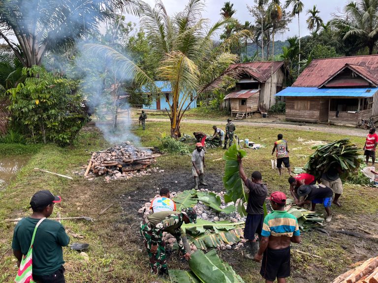 Tradisi Bakar Batu di Iwur, Simbol Perdamaian dan Kebersamaan Bersama TNI