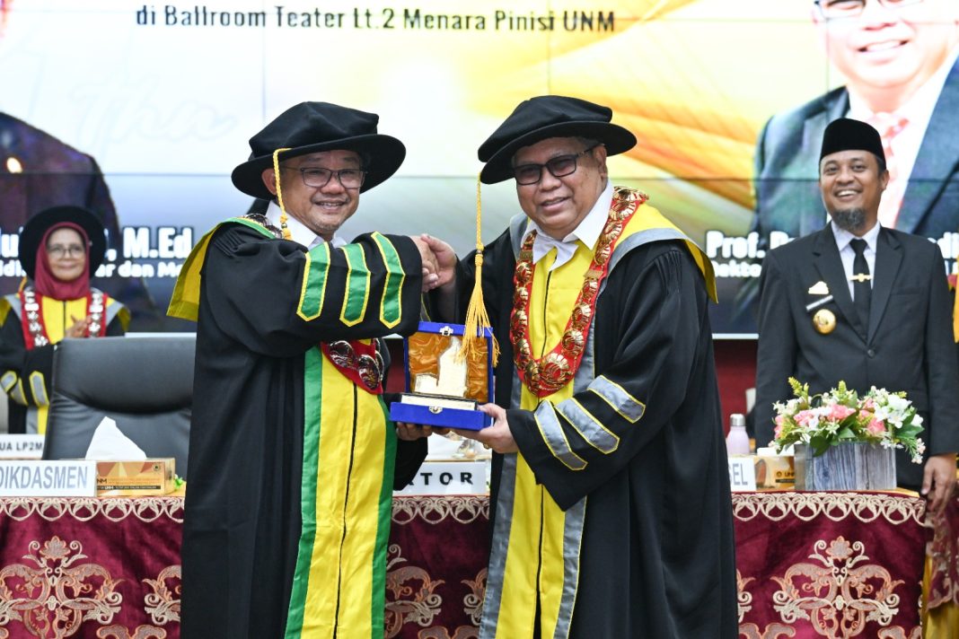Mendikdasmen Menerima Gelar Tokoh Pendidikan dari Forum Fakultas Ilmu Pendidikan Indonesia di UNM