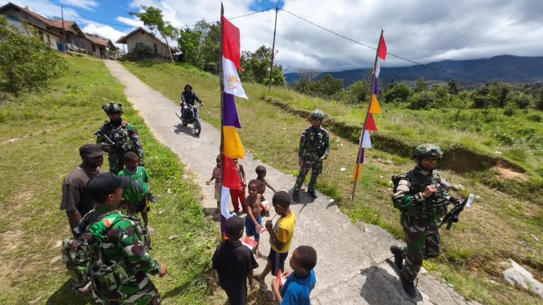 Gotong Royong TNI dan Warga di Siminbuk, Semangat Merah Putih Berkibar di Perbatasan Papua