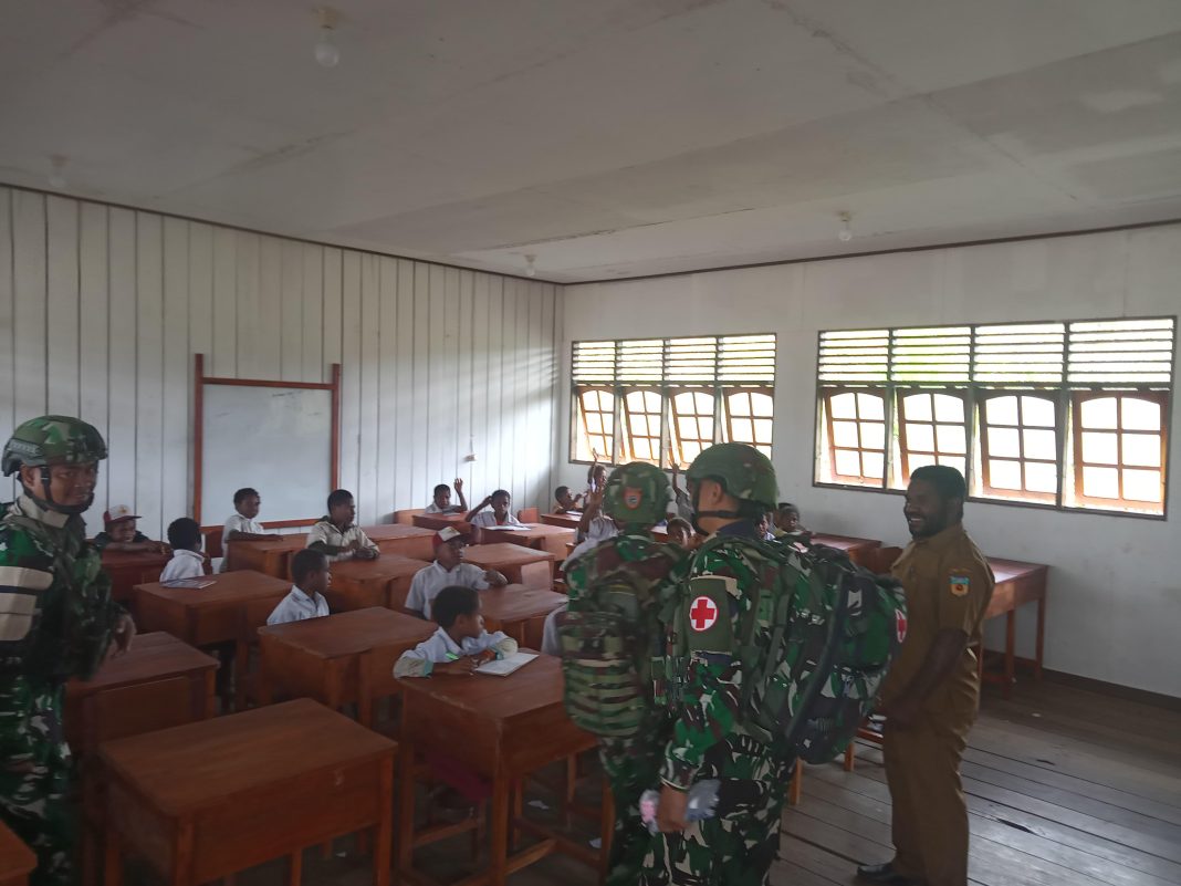 Berikan Motivasi ke Siswa SD, Ini yang Dilakukan Personel Satgas Pamtas RI–PNG Yonif 751/Vira Jaya Sakti di Distrik Serambakon