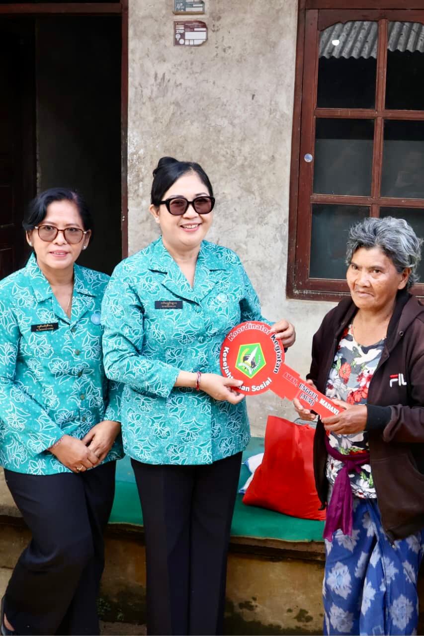 Ny. Rai Wahyuni Sanjaya Kembali Gerakkan Aksi Sosial Bagikan PMT dan Sembako Untuk Warga Baturiti dan Penebel