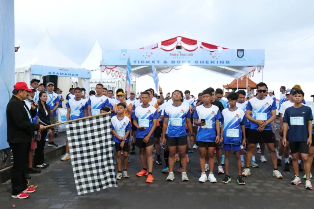 Semarak HUT ke-80 RI, Wabup Tabanan Lepas Ratusan Peserta Fun Run 5K Pantai Pangkung Tibah