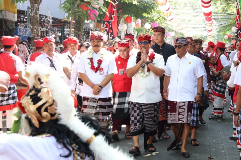Ajang Pelestarian Budaya dan Penguat Ekonomi Kreatif Masyarakat Tabanan, Bupati Sanjaya Secara Resmi Tutup Tanah Lot Art & Food Festival 2025 