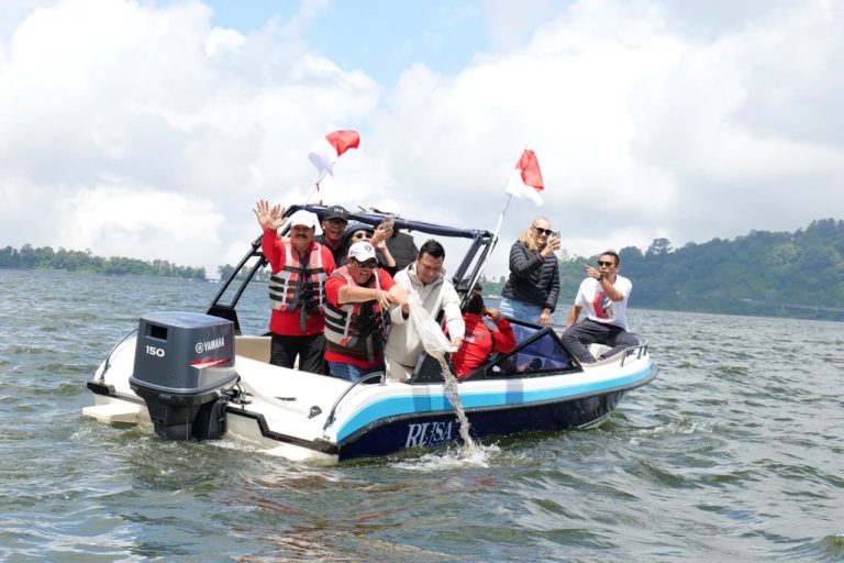 Jaga Kelestarian Ekosistem, Bupati Sanjaya Tebar Benih Ikan Nila di Ulun Danu Beratan