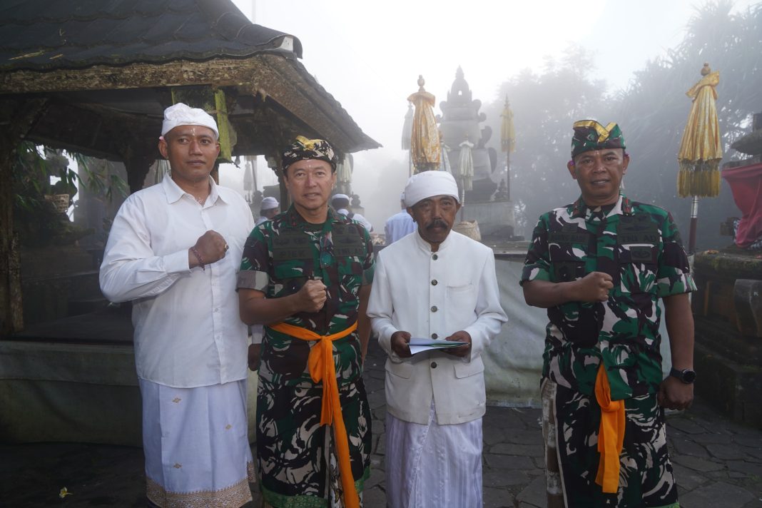Pangdam IX/Udayana Laksanakan Wisata Religi Ke Pura Sad Kahyangan Lempuyang