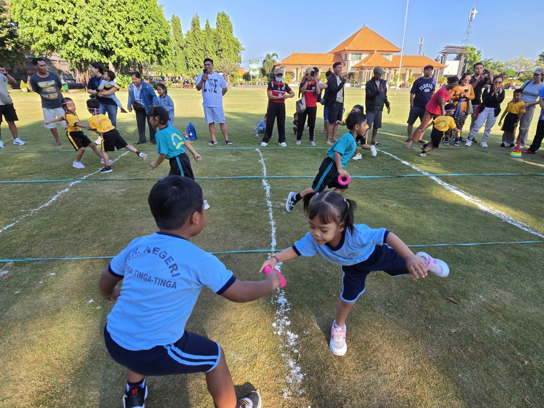 Tumbuhkan Semangat Sportivitas Sejak Dini, Puluhan Siswa TK Ikuti Lomba Estafet Menyusun Ring di Singaraja