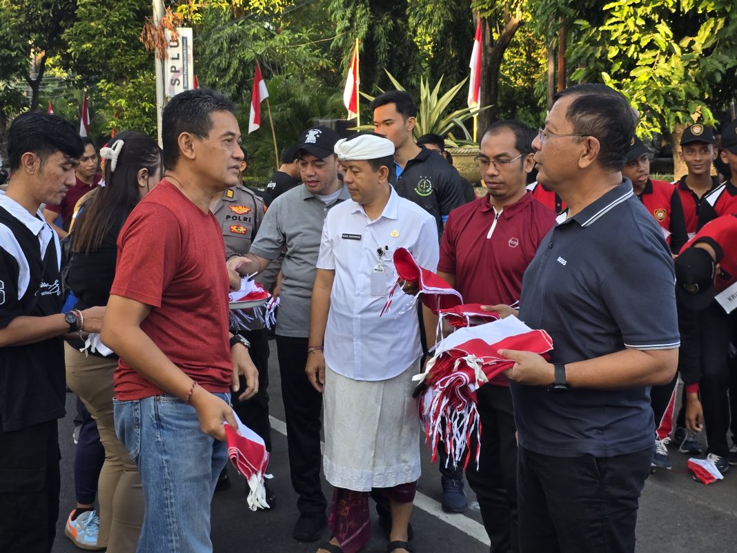 Pemkab Buleleng Bagikan 1.000 Bendera Merah Putih, Kobarkan Semangat Nasionalisme Jelang HUT RI ke-80
