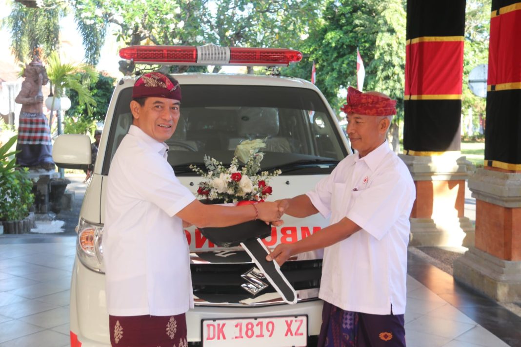 Wabup Supriatna Serahkan Mobil Ambulan di Momen Apel HUT ke-67 Provinsi Bali