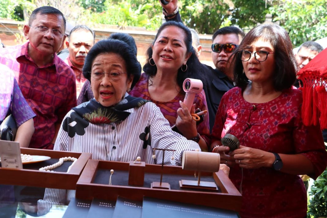 Hari Terakhir Bulfest 2025, Megawati Sukarnoputri Kunjungi Stan UMKM dan Pameran Topeng