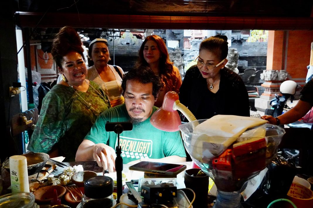 Ketua Dekranasda Bali Kunjungi Perajin Perak Celuk, Dorong Identitas dan Promosi Produk Lokal