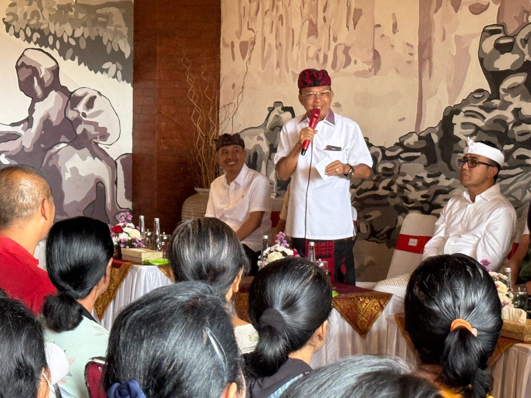 Serahkan Bantuan Rp 3,4 M untuk Korban Banjir, Gubernur Koster: Warga harus Tetap Sehat dan Kuat